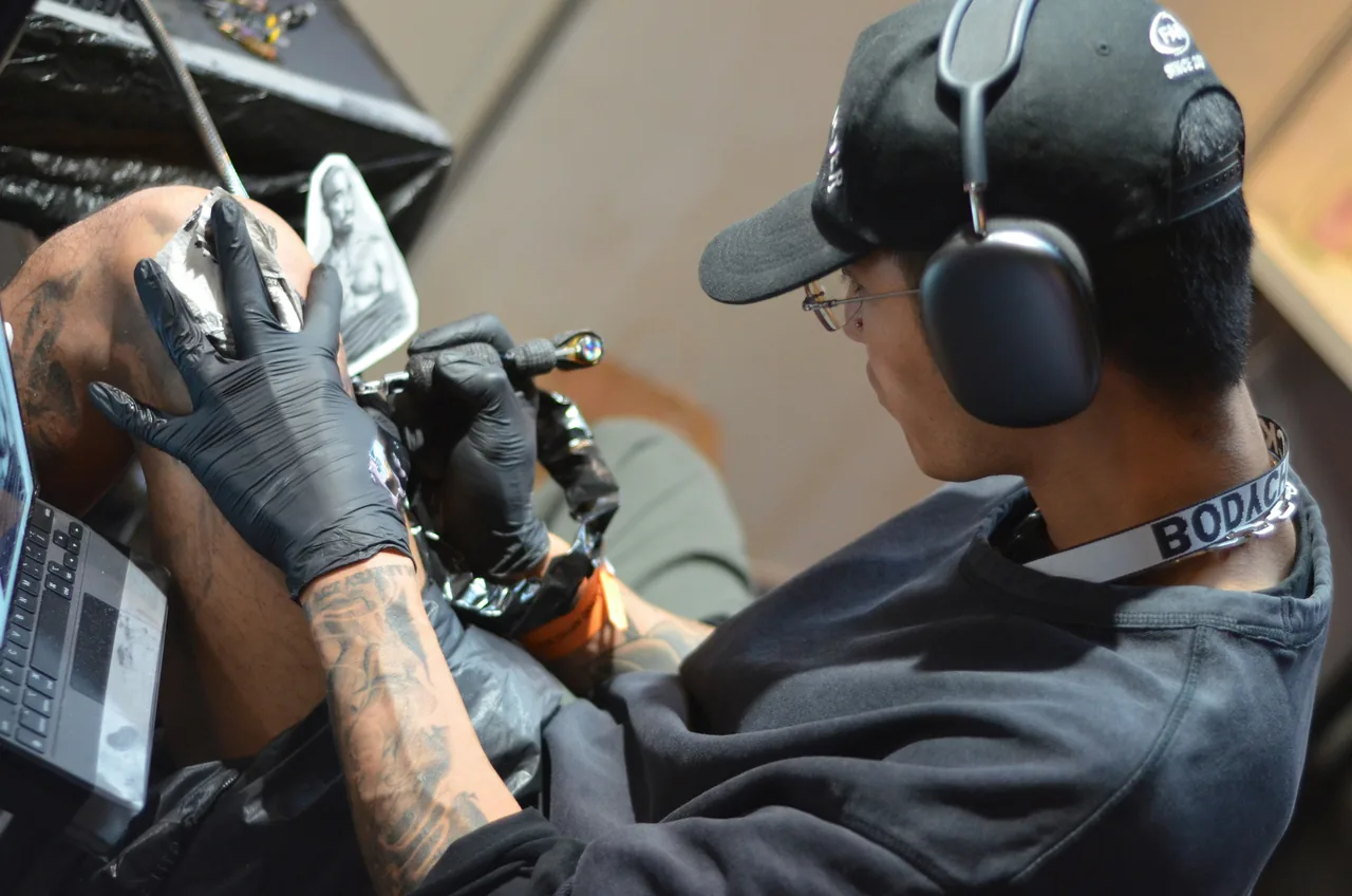Artist at work in berlin tattoo convention 2022